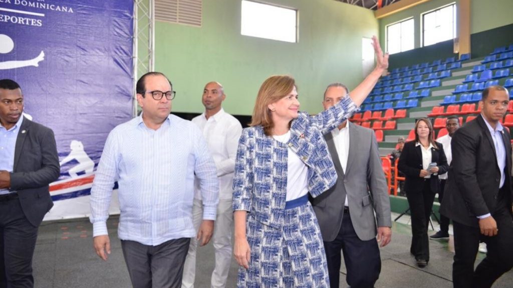 Vicepresidenta @RaquelPenaVice encabeza entrega remozado polideportivo del Club San Carlos con inversión de RD 12 millones