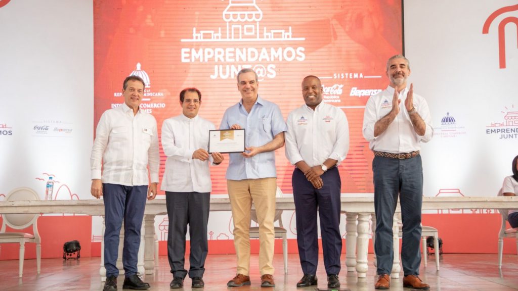 Presidente @LuisAbinader asiste a graduación de “Emprendemos Juntos”
