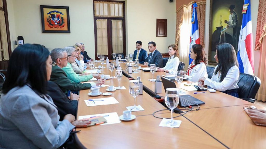 Gobierno y Colegio Médico Dominicano acuerdan extender la tregua y continuar el diálogo