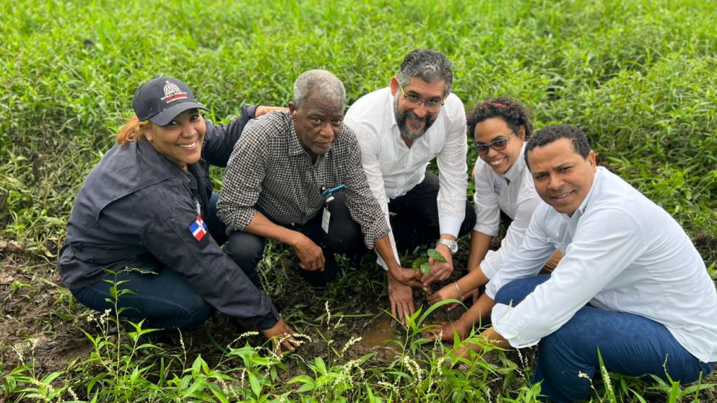 @AmbienteRD Inicia programa de restauración de humedales en lagunas Redonda y Limón, igual en ría de Maimón