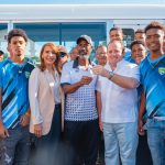 Ministro @JosePaliza entrega tres modernos autobuses a estudiantes y deportistas en la provincia de Puerto Plata