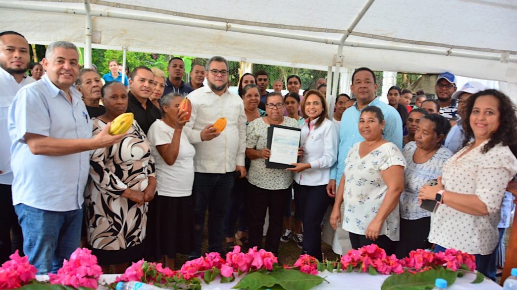 Gobierno @LuisAbinader inicia Plan de Transformación del sector Cacao Dominicano; entrega 12 millones a asociaciones y cooperativas cacaoteras
