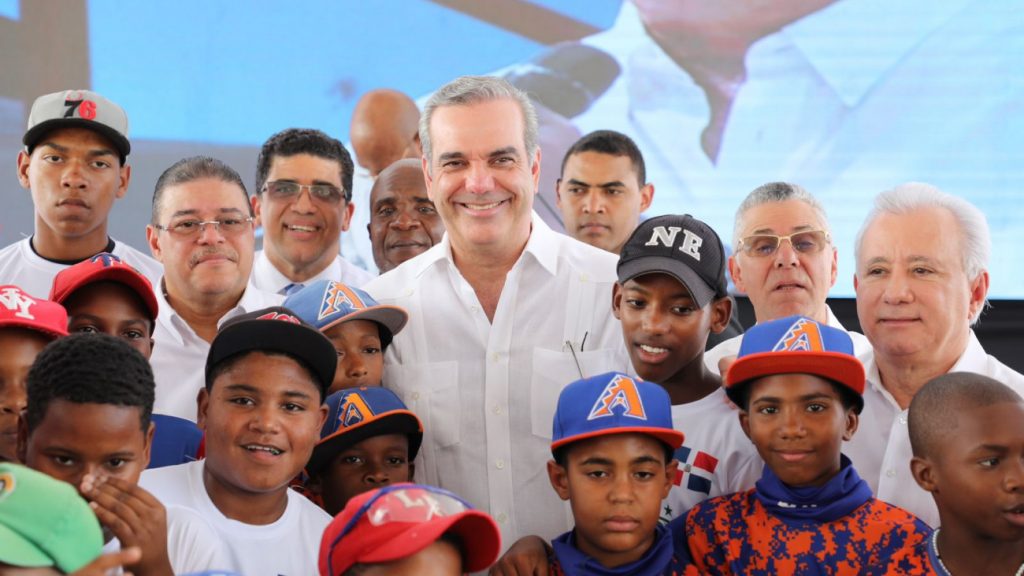 Presidente @LuisAbinader inaugura complejo deportivo en Mendoza, Santo Domingo Este