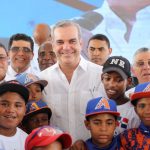Presidente @LuisAbinader inaugura complejo deportivo en Mendoza, Santo Domingo Este