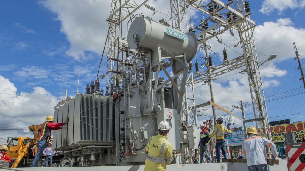 @EdesurRD Dominicana instala con éxito nuevo transformador de potencia en Baní; reducirá accidentes eléctricos domésticos en todo el municipio