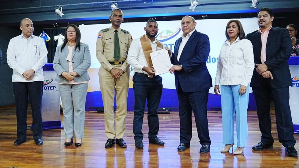 @InfotepRD Entrega certificados a más de 300 nuevos técnicos en electricidad, hotelería y turismo