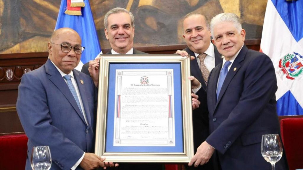 Presidente @LuisAbinader encabeza reconocimiento a la prominente trayectoria jurídica de Milton Ray Guevara