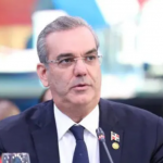 @luisabinader entrega 560 títulos de propiedad en varios sectores de SDE