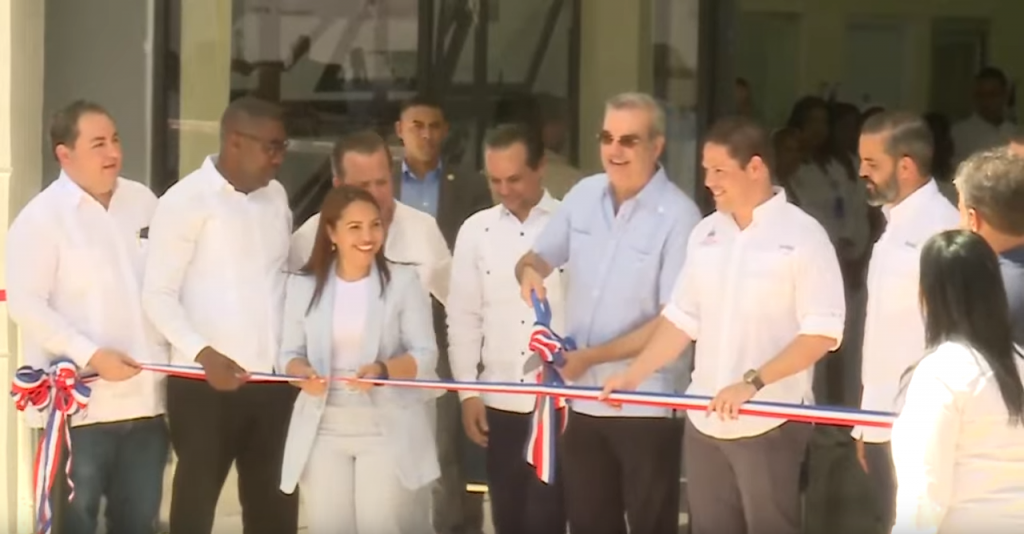 Presidente @luisabinader inaugura Hospital de Villa Hermosa