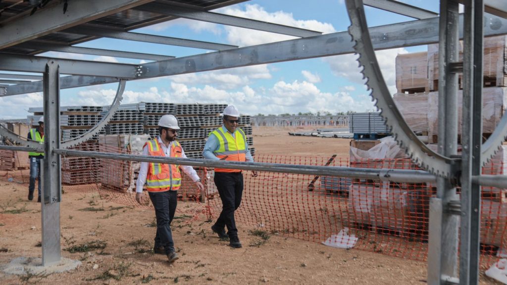 @CNE_RD Supervisa avances construcción parques fotovoltaicos Cumayasa 1 y 2 en La Romana