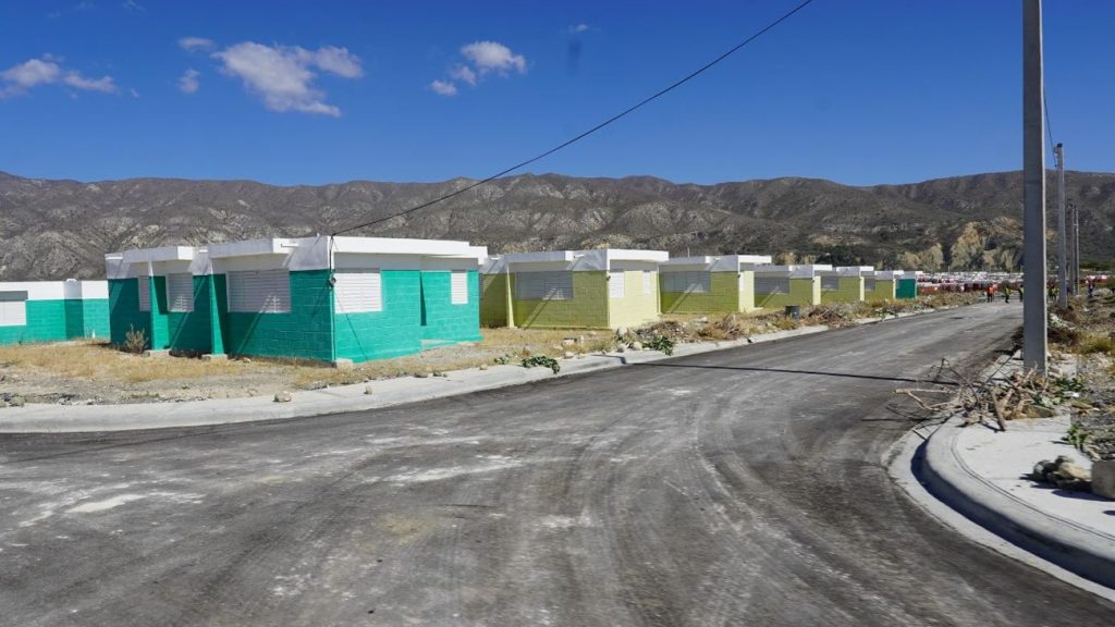 Gobierno @LuisAbinader supervisa construcción de viviendas en Monte Grande que albergarán 390 familias