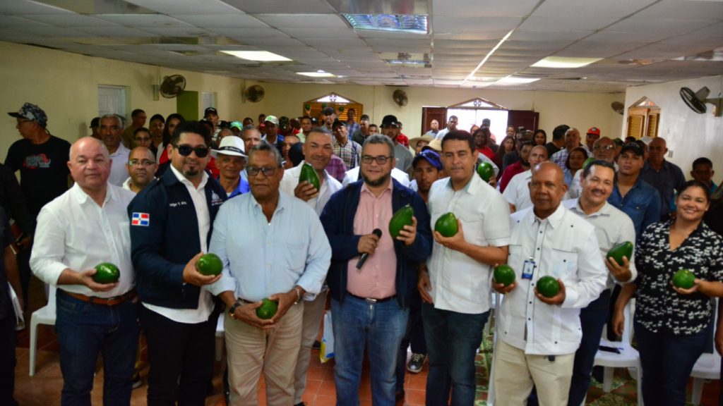Productores de San José de Ocoa reciben financiamiento por RD 10 millones para construcción planta empaque de aguacates