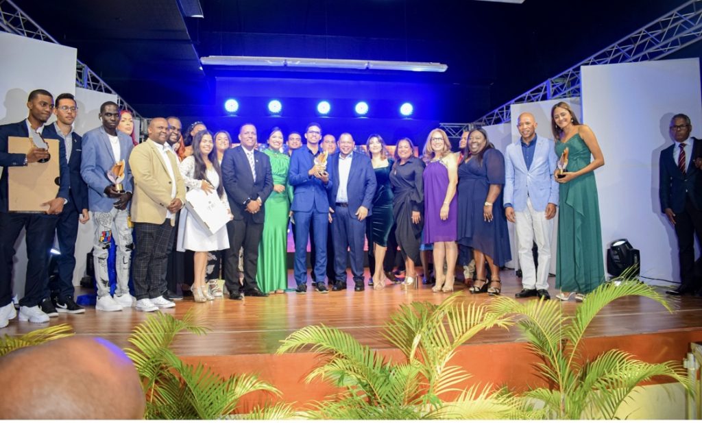 Alcalde Carlos Guzmán, encabezó la celebración la 6ta edición de Premios Juveniles SDN 2022