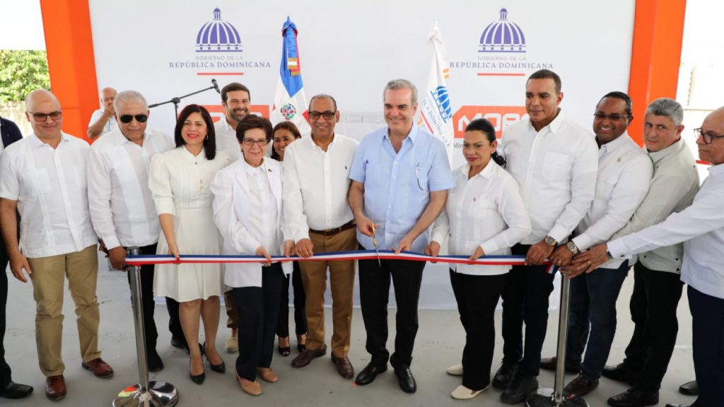 Presidente @LuisAbinader inaugura dos carreteras y 110 apartamentos en Santiago y Moca por más de 2,530 millones de pesos