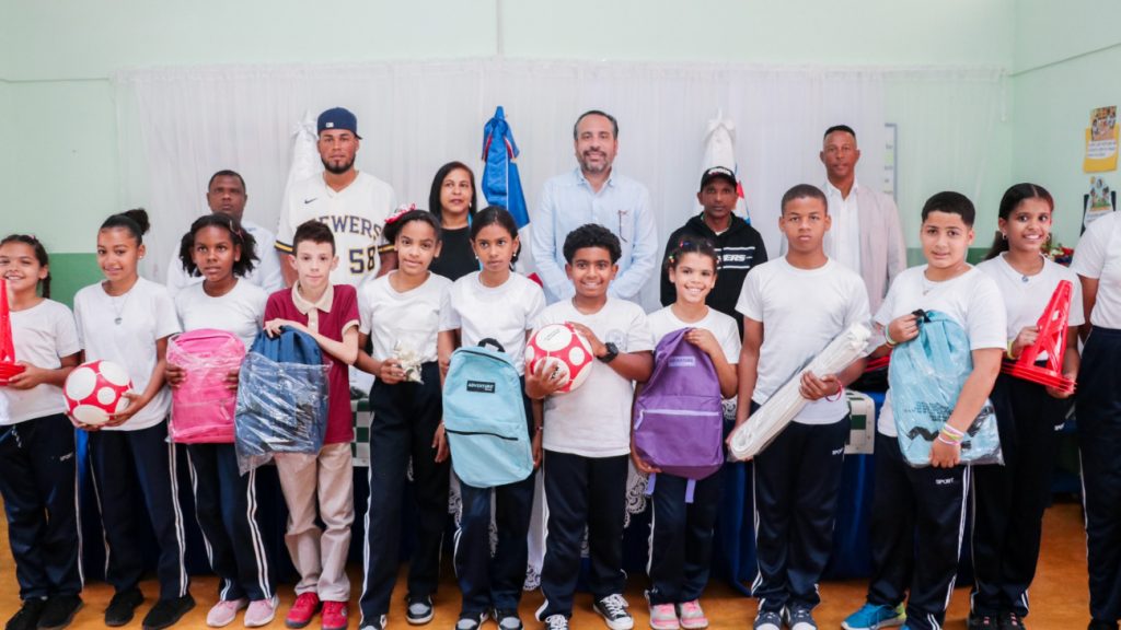 Instituto Nacional de Educación Física entrega utilería deportiva y escolar en Bonao