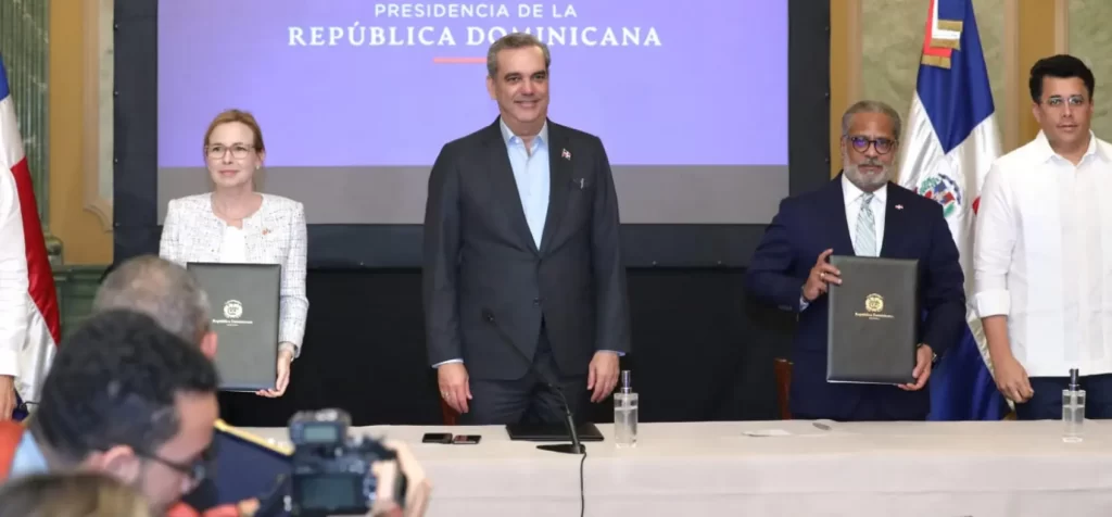 Gobierno @LuisAbinader firma acuerdo con Canadá que ampliará comercio vía aérea