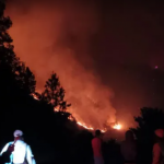 Medio Ambiente trata de controlar incendio en Valle Nuevo; pide a la población no provocar fuego por sequía