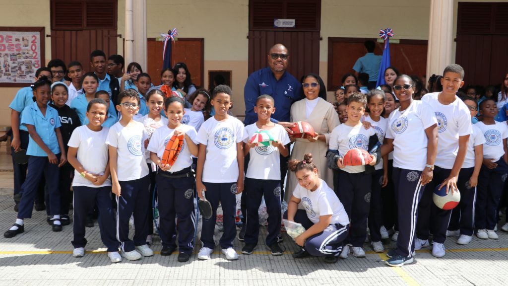 @INEFIRDOFICIAL Entrega utilería deportiva al Colegio Santa Clara de la Ciudad Colonial