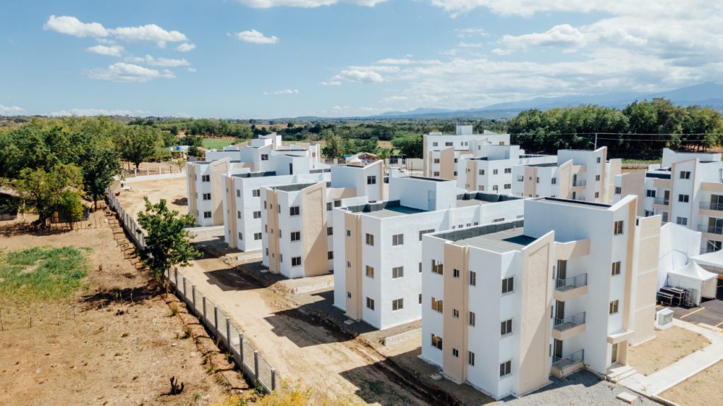 Presidente Luis Abinader entrega 80 apartamentos en “Mi Vivienda Santiago Rodríguez”