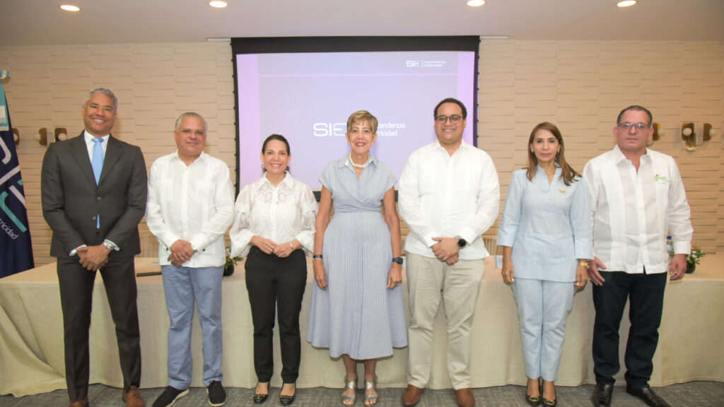 Superintendencia de Electricidad da a conocer nuevo pliego tarifario que reduce hasta un 34 % costo energía del complejo turístico Playa Dorada