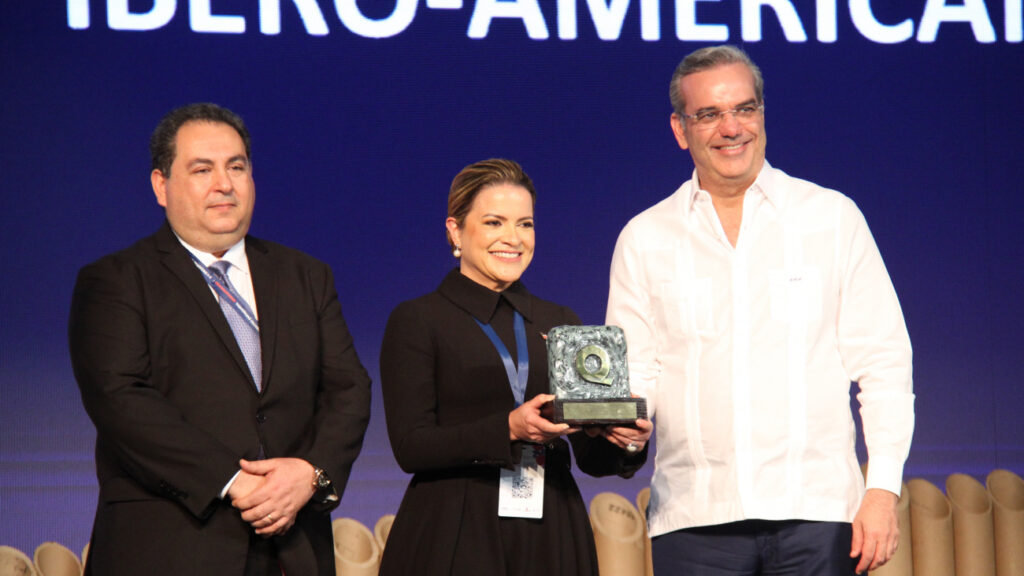 Presidente @LuisAbinader entrega Premio Iberoamericano de la Calidad en la categoría Oro a tres instituciones públicas dominicanas