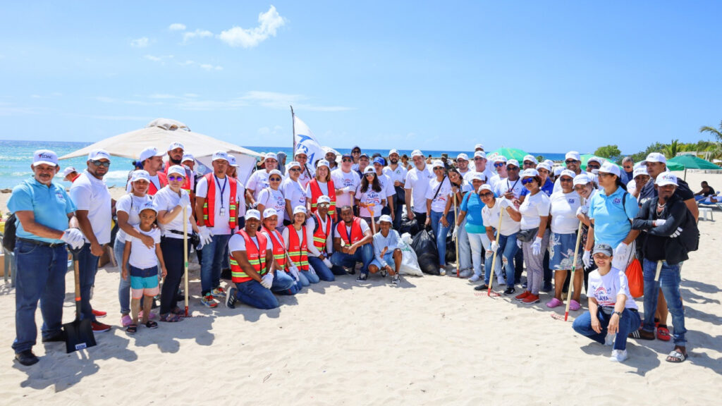 Jornada de limpieza de playas organizada por el @IDAC_RD integró más de 2,500 voluntarios y superó expectativas