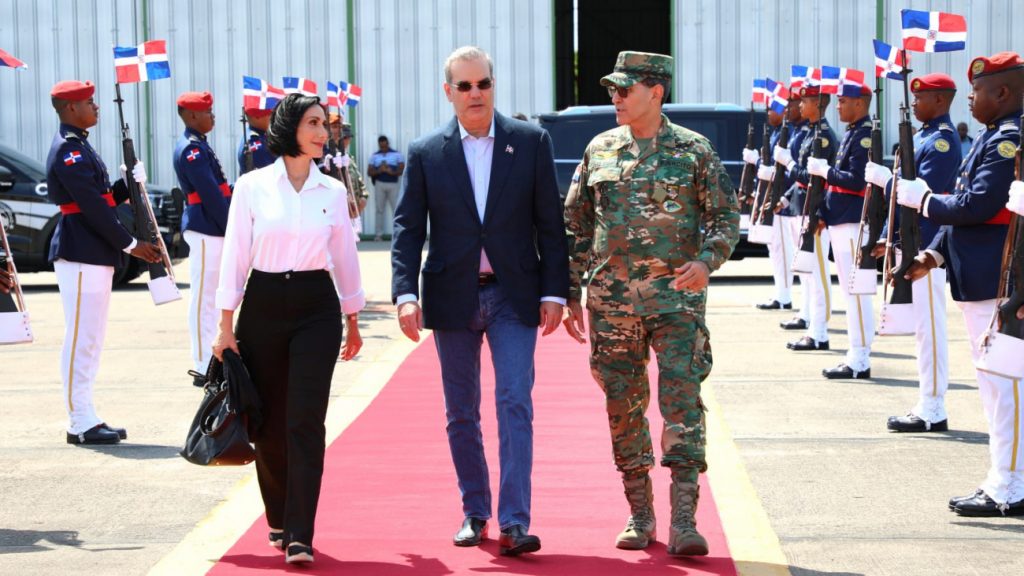 Presidente @LuisAbinader parte a Miami para realizar lanzamiento de primera bola en Clásico Mundial de Béisbol