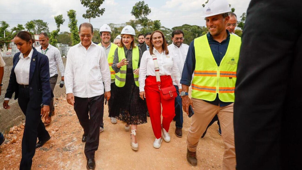 Vicepresidenta @RaquelPenaVice supervisa obras en San Francisco de Macorís