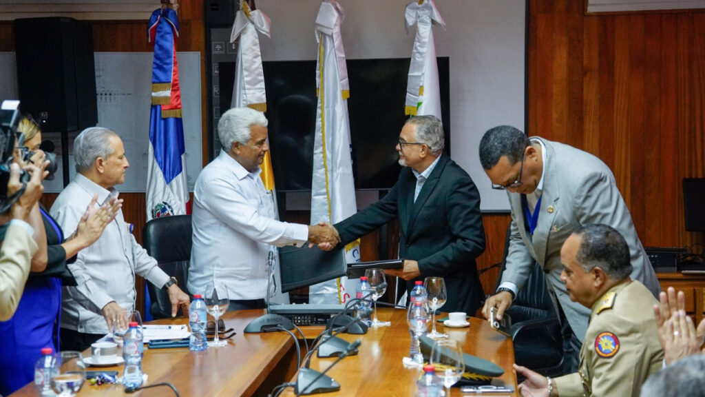 @DGBNRDO y @mercadomRD firman convenio de colaboración para depósito de bienes muebles descargados