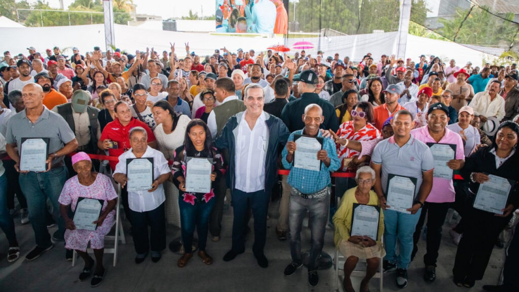Presidente @luisabinader entrega 1,183 títulos de propiedad en El Pocito, Montecristi