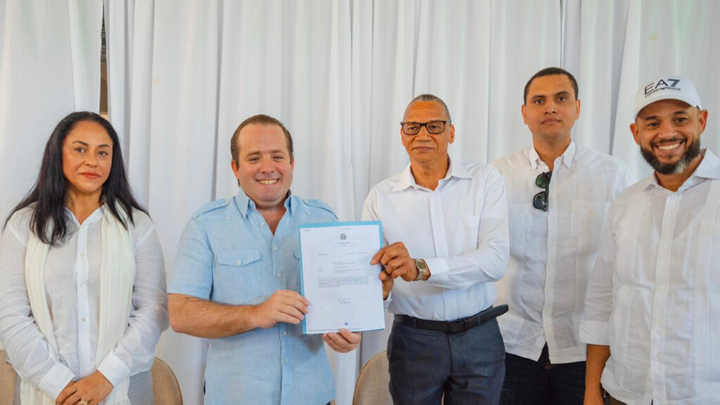 Ministro @JosePaliza anuncia aporte por RD 10 millones para remozamiento de la Parroquia Nuestra Señora de la Altagracia de Nagua