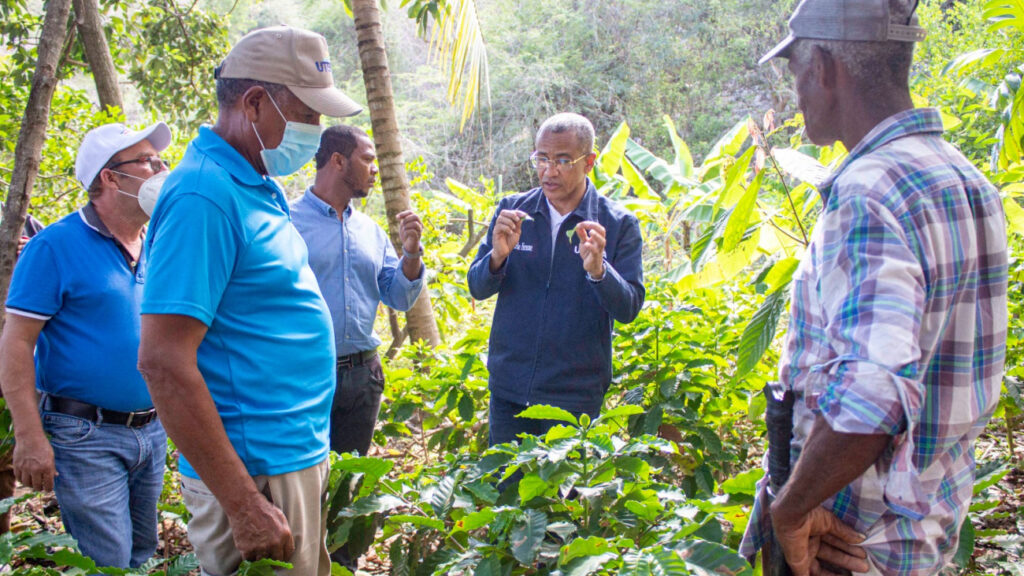 @UTEPDARD Desarrolla proyectos agroforestales para dominicanos de escasos recursos que viven en lomas