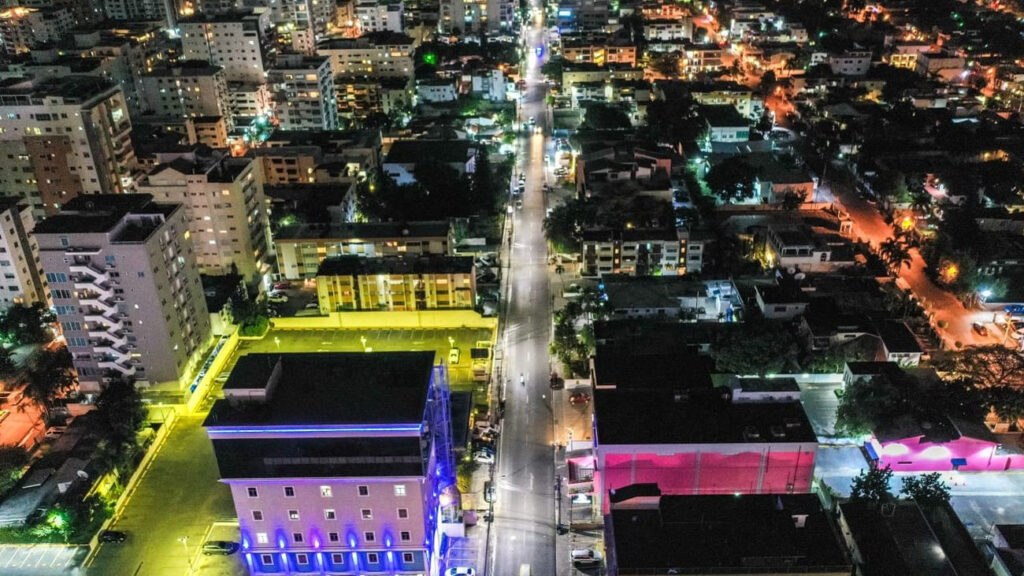 @EdesurRD Ilumina principales calles y avenidas del Distrito Nacional con 2,000 luces LED
