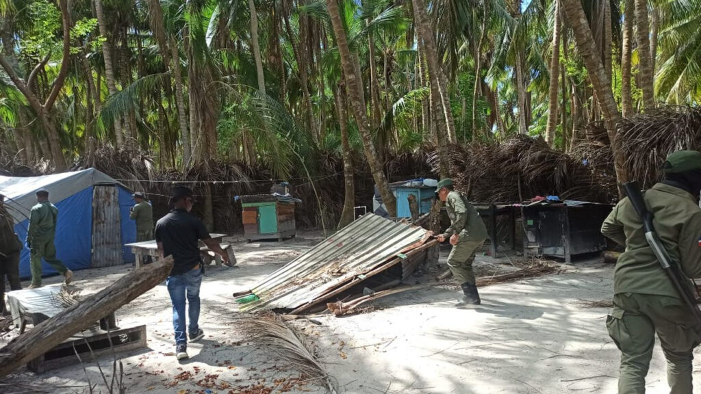 @AmbienteRD Derriba 16 casuchas en la playa El Abanico de la isla Saona 
