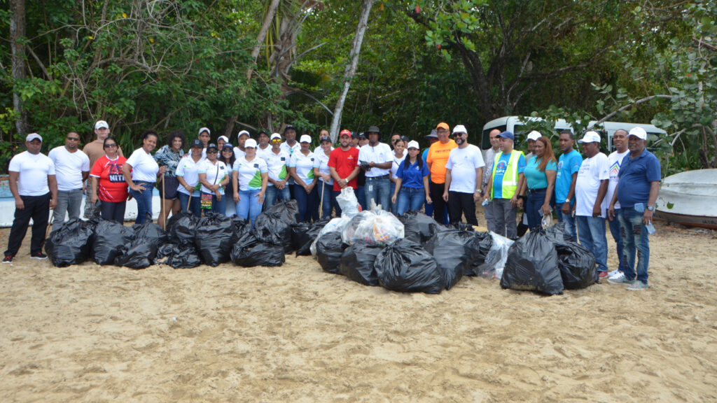 El @IDAC_RD y entidades públicas y privadas convocan jornada de limpieza en playas del país