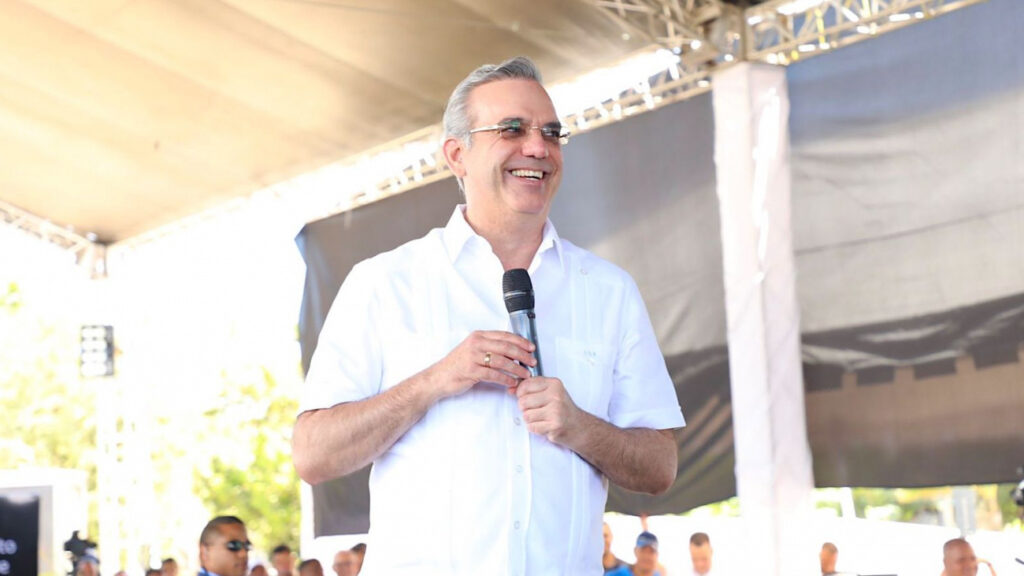 Presidente @luisabinader entrega en Tamayo 923 títulos de propiedad que benefician a más de 3,692 personas