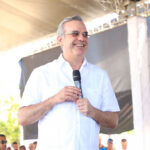 Presidente @luisabinader entrega en Tamayo 923 títulos de propiedad que benefician a más de 3,692 personas