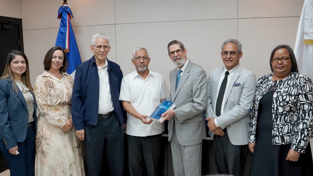 MINERD recibe 1,250 ejemplares del Diccionario del Español Dominicano