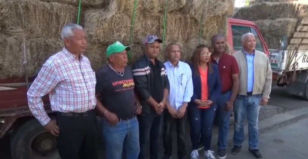 @AgriculturaRD Dario Zapata entregan 2,000 pacas a la asociación de alcaldes pedáneos de Dajabón