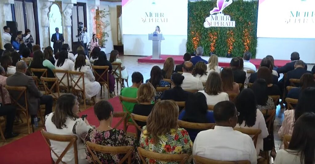 Premio Mujer Supérate – Con la presencia del Sr. Presidente de la República @luisabinader