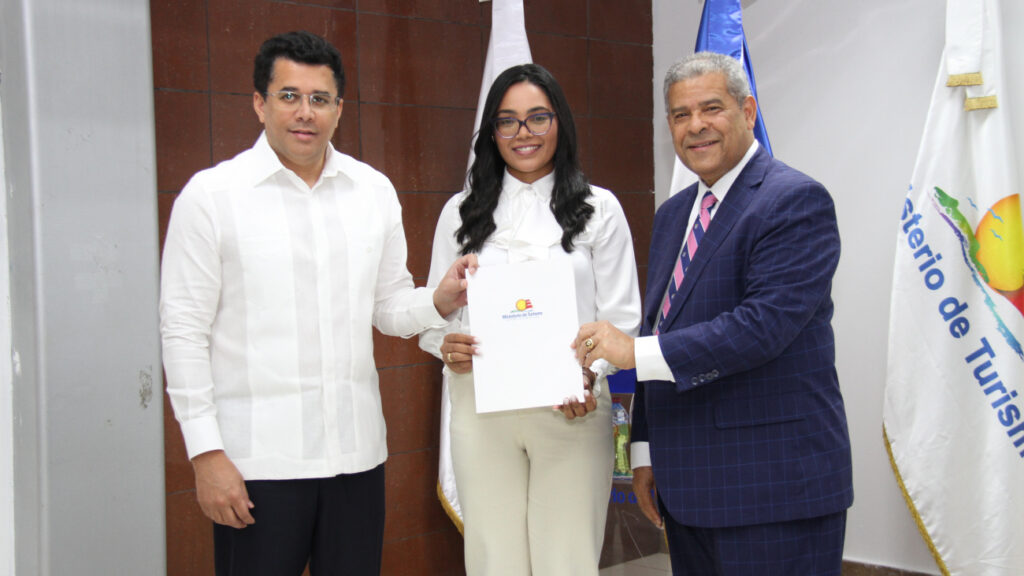 Ministerio de @TurismoRD lanza segunda versión de su Carta Compromiso al Ciudadano