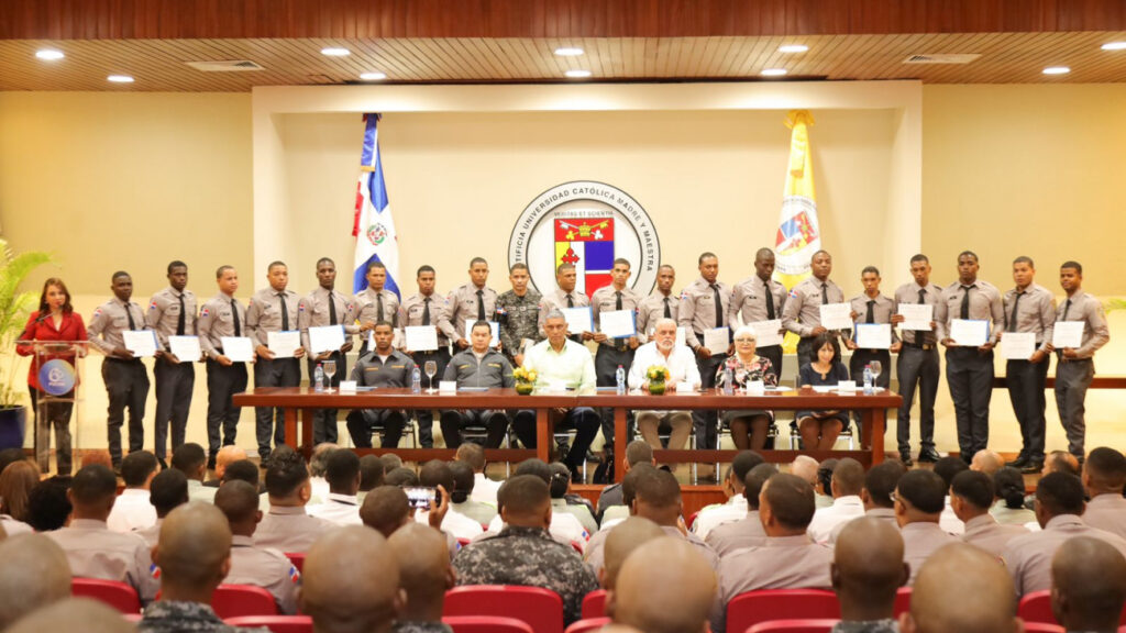 Comisión Técnica Educativa certifica policías en derechos humanos y convivencia ciudadana