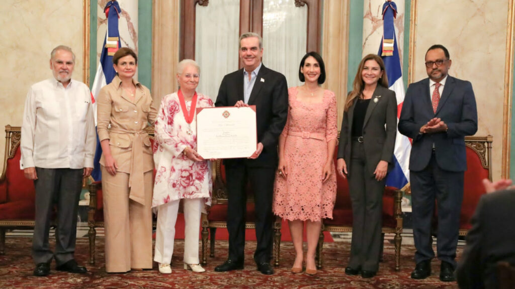 Presidente @luisabinader concede Orden Heráldica de Cristóbal Colón a la señora Rosa Margarita Bonetti, mejor conocida como Pirigua