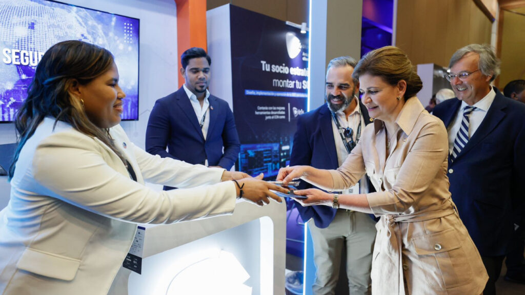 Vicepresidenta @RaquelPenaVice y el embajador español en el país inauguran las III Jornadas STIC Punta Cana