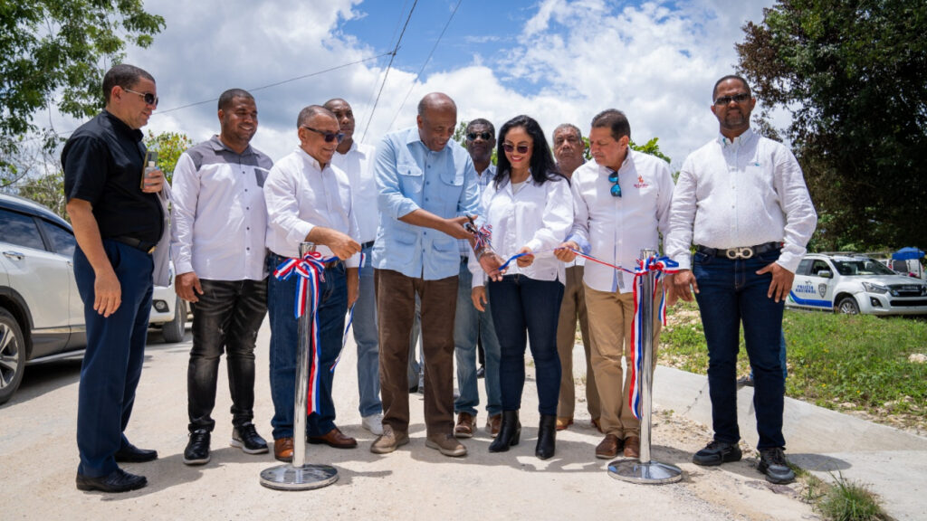 Gobierno lleva luz a 57 familias de Los Pajones de Nagua, en María Trinidad Sánchez