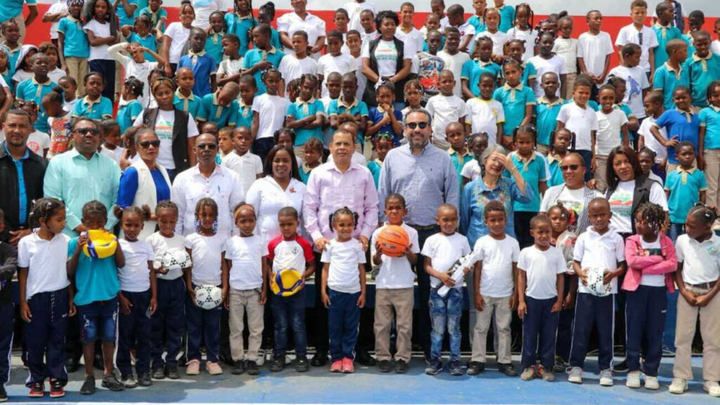 Instituto Nacional de Educación Física entrega 16 canchas remozadas y utilería; imparte charla motivacional en Elías Piña
