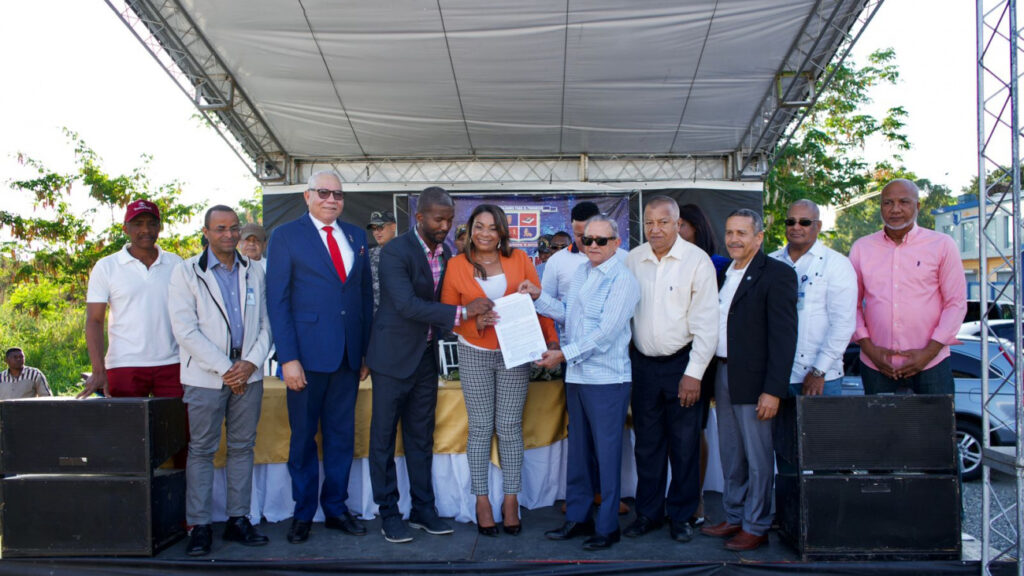 Gobierno @LuisAbinader dona terrenos para construcción de Palacio Municipal, hospital y destacamento en Hatillo, San Cristóbal