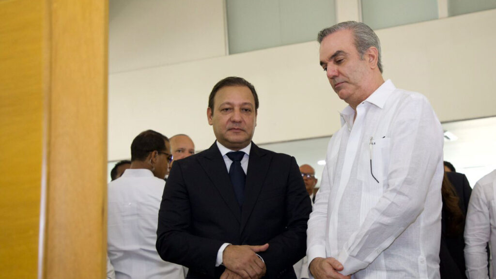 Presidente @LuisAbinader se solidariza con Abel Martínez por fallecimiento de su madre