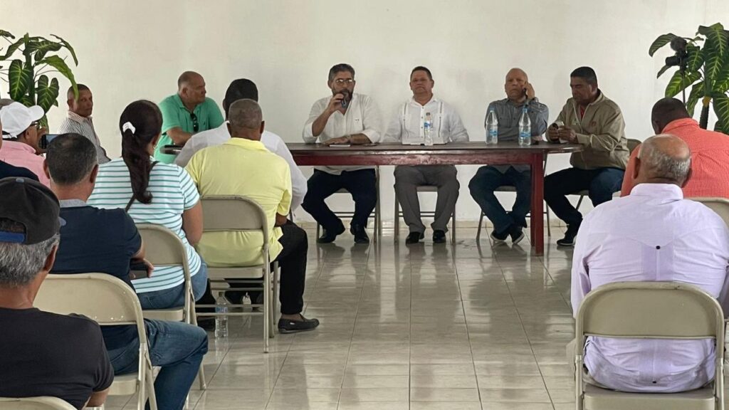 El Ministerio de @ambienterd socializa proceso de tasación de predios agrícolas de la vertiente sur del Parque Nacional Valle Nuevo