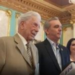Presidente @luisabinader otorga ciudadanía al escritor Mario Vargas Llosa